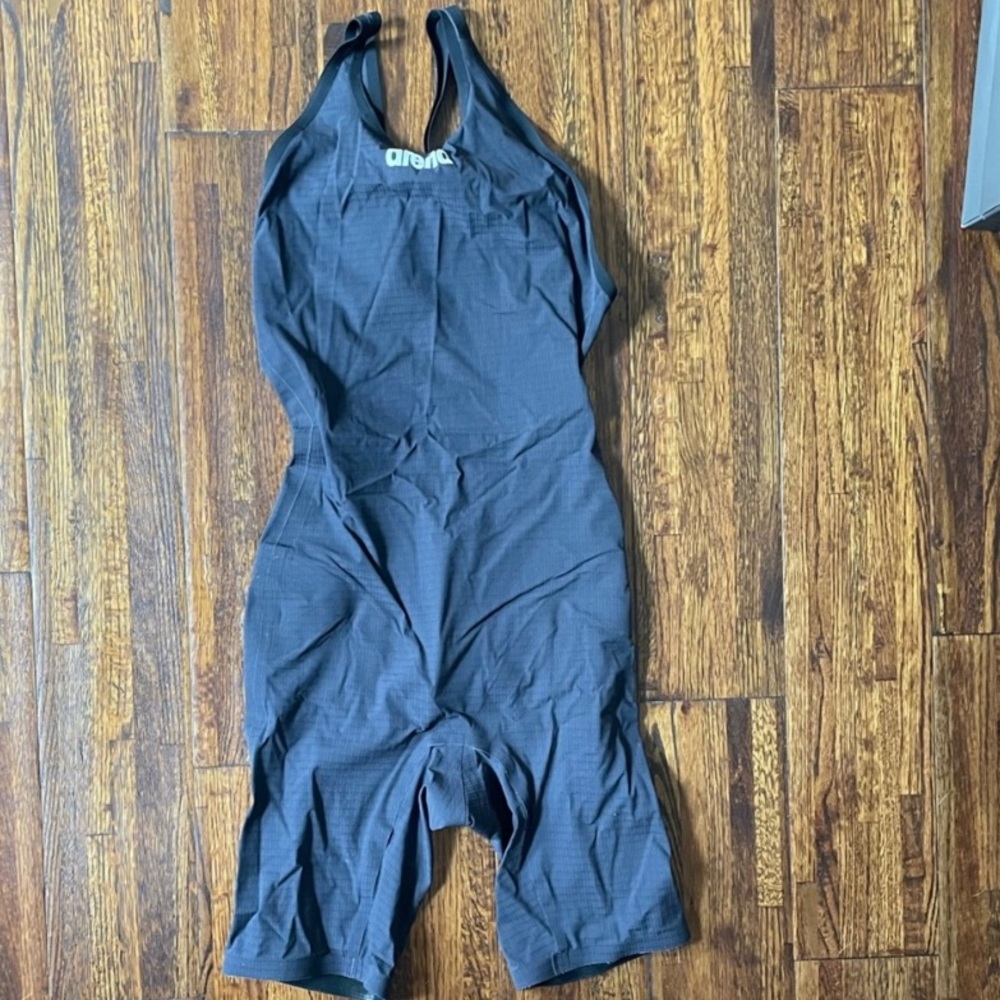 Arena kneeskin size 26